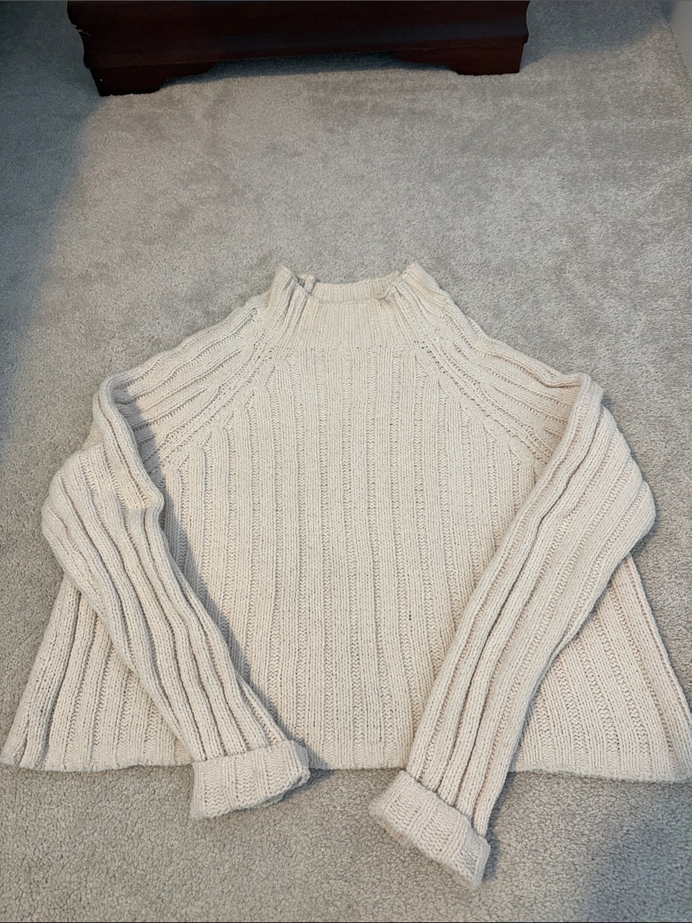 American Eagle L cream ribbed crop sweater